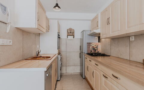 Terrasses de la Mer: Cabinetry, Comptoir, Propriété, Évier, Cuisine, Bois, Evier, Bâtiment, Design Intérieur, Éclairage