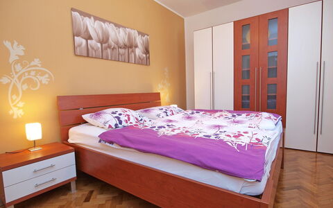 Brodarica 101: Chambre, Lit, Meubles, Drap De Lit, Matelas, Pièce, Mur, Design Intérieur, Propriété, Cadre De Lit