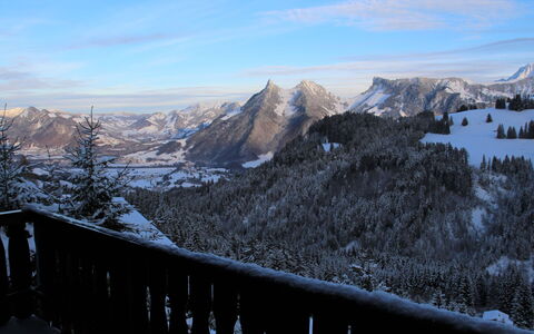 Chalet les 3 Marmottes: Ciel, Nuage, Montagne, Neige, Pente, Clôture, Montagnes, Paysage Naturel, Terrain, Gelé