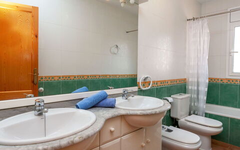 Villa Cala Vidre B: Miroir, Luminaire Plomberie, Lavabo, Évier, Robinet, Propriété, Armoire De Toilette, Salle De Bains, Bleu Azur, Violet