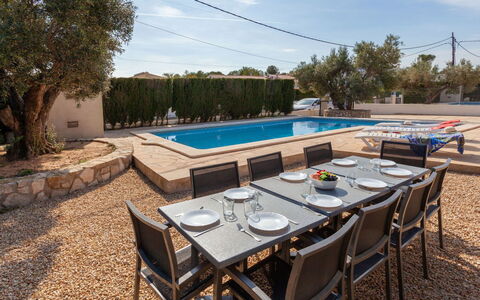 Villa Cala Vidre B: Ciel, Table, Meubles, Nuage, L'Eau, Chaise, Arbre, Mobilier De Jardin, Ombre, Tableau De Plein Air