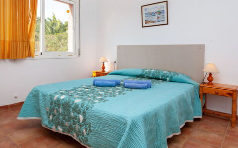 Villa Cala Vidre B: Meubles, Propriété, Bâtiment, Table, Fenêtre, Bleu Azur, Bois, Textile, Confort, Design Intérieur