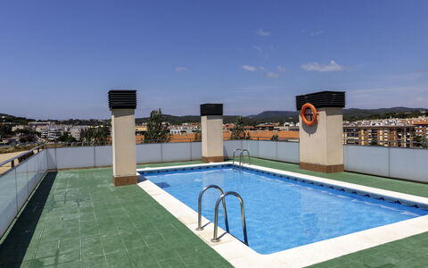 Marina: L'Eau, Ciel, Piscine, Rectangle, Bâtiment, Herbe, Loisir, Composite, Plante, Immobilier