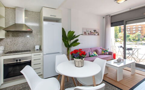 Marina: Table, Plante, Meubles, Propriété, Canapé, Plante D'Appartement, Chaise, Design Intérieur, Architecture, Pot De Fleur