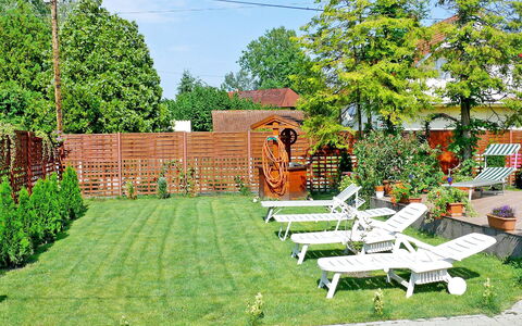 Terracotta: Jardin, Propriété, Herbe, Pelouse, Cour, Arrière-Cour, Maison, Domicile, Aménagement Paysager, Immobilier
