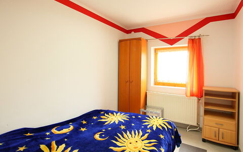 Terracotta: Chambre, Pièce, Lit, Drap De Lit, Mur, Meubles, Plafond, Cadre De Lit, Design Intérieur, Propriété