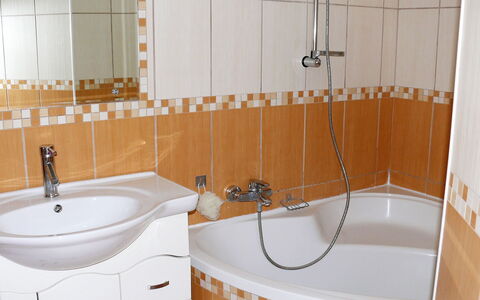 Terracotta: Salle De Bains, Propriété, Robinet, Pièce, Tuile, Luminaire Plomberie, Baignoire, Mur, Lavabo, Évier