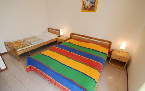 Bibione 450: Lit, Meubles, Chambre, Pièce, Drap De Lit, Cadre De Lit, Propriété, Sol, Matelas, Design Intérieur