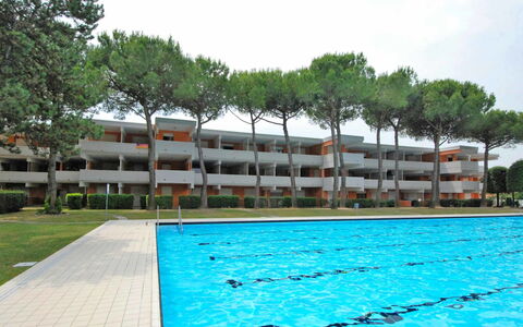 Bibione 450: L'Eau, Ciel, Plante, Propriété, Piscine, Bâtiment, Arbre, Nuage, Loisir, Plan D'Eau