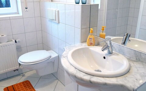 Reissmann: Salle De Bains, Propriété, Toilette, Robinet, Pièce, Luminaire Plomberie, Tuile, Accessoire Salle De Bain, Évier, Mur