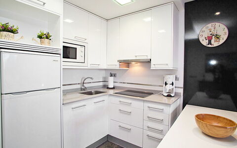 Dms V: Pièce, Comptoir, Cuisine, Propriété, Cabinetry, Meubles, Design Intérieur, Jaune, Sol, Bâtiment