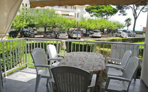 Dms V: Propriété, Chaise, Bâtiment, Meubles, Immobilier, Maison, Patio, Pièce, Restaurant, Ombre