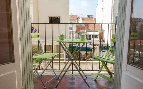 France: Propriété, Meubles, Fenêtre, Plante, Table, Bâtiment, Bois, Design Intérieur, Chaise