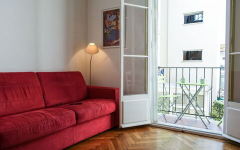 France: Confort, Canapé, Bois, Design Intérieur, Bâtiment, Sol, Sol, Ombre, Salon, Mur