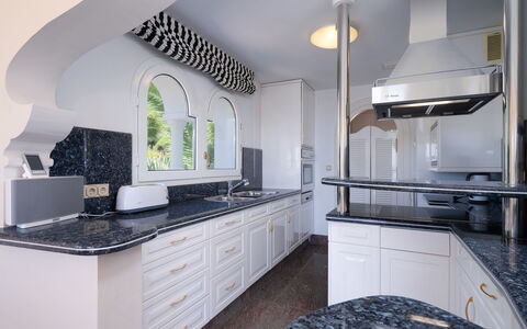 Luxemburg: Cabinetry, Comptoir, Propriété, Évier, Meubles, Cuisinière, Appareil De Cuisine, Cuisine, Robinet, Éclairage