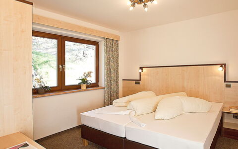 Sölden 510: Chambre, Meubles, Pièce, Propriété, Lit, Design Intérieur, Drap De Lit, Cadre De Lit, Matelas, Plafond