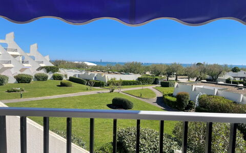 Le Parador: Plante, Propriété, Jour, Ciel, La Nature, Ombre, Clôture, Architecture, Herbe, Ligne