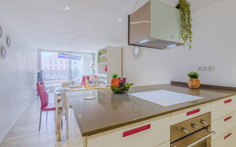Le Parador: Cabinetry, Meubles, Propriété, Bâtiment, Table, Comptoir, Tiroir, Chaise, Cuisine, Design Intérieur