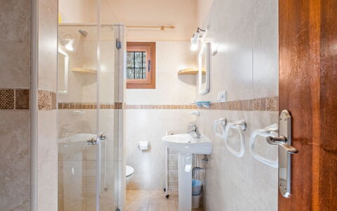 Lisa: Luminaire Plomberie, Propriété, Robinet, Salle De Bains, Design Intérieur, Bar De Douche, Plomberie, Sol
