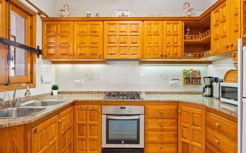 Lisa: Marron, Comptoir, Cabinetry, Évier, Evier, Meubles, Propriété, Robinet, Cuisine, Bâtiment