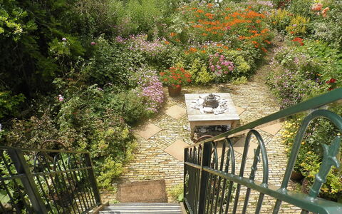 Dijkhuisje: Végétation, Arbre, Jardin, Passerelle, Feuille, Botanique, Escaliers, Printemps, Plante, Maison