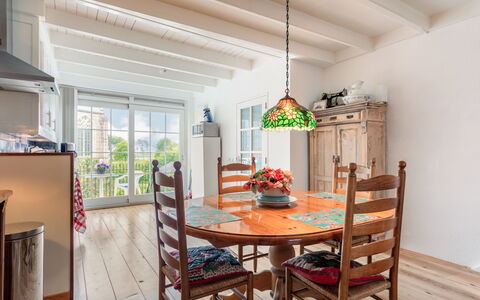 Dijkhuisje: Table, Meubles, Propriété, Cabinetry, Chaise, Bois, Design Intérieur, Cuisine, Sol, Sol