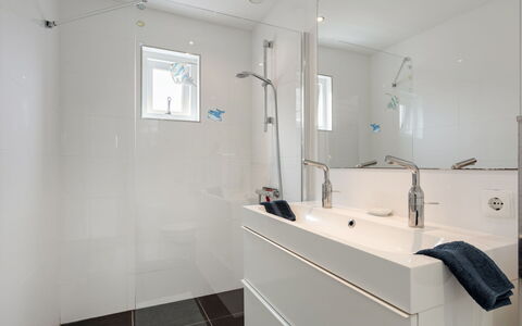 Dijkhuisje: Luminaire Plomberie, Propriété, Robinet, Évier, Bâtiment, Tete De Douche, Salle De Bains, Douche, Sol