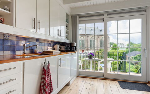 Dijkhuisje: Cabinetry, Propriété, Comptoir, Plante, Bois, Fenêtre, Architecture, Design Intérieur, Sol, Bâtiment