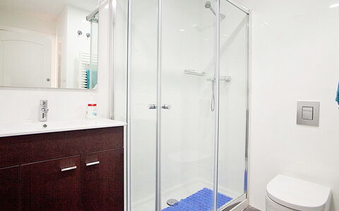 Eixample Esquerre Gran Via Balmes: Salle De Bains, Pièce, Propriété, Porte De Douche, Luminaire Plomberie, Porte, Douche, Verre, Architecture, Design Intérieur