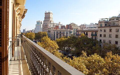 Eixample Esquerre Gran Via Balmes: Point De Repère, Ville, Zone Urbaine, Ciel, Jaune, Zone Métropolitaine, Architecture, Jour, Bâtiment, Arbre