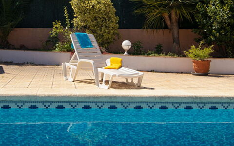 Anguilaga: L'Eau, Plante, Meubles, Lumière, Vert, Chaise, Bleu Azur, Rectangle, Mobilier De Jardin, Piscine
