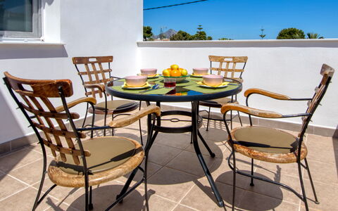 Anguilaga: Table, Meubles, Ciel, Chaise, Tableau De Plein Air, Fenêtre, Bois, Mobilier De Jardin, Ombre, Design Intérieur
