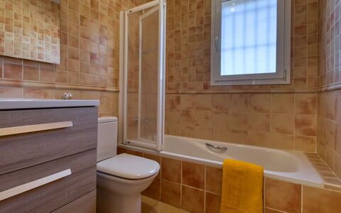 Anguilaga: Baignoire, Luminaire Plomberie, Propriété, Fenêtre, Robinet, Salle De Bains, Bois, Violet, Design Intérieur