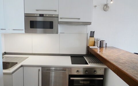 Cogolin 181: Comptoir, Cuisine, Propriété, Pièce, Cabinetry, Meubles, Cuisinière, Principaux Appliance, Design Intérieur, Sol