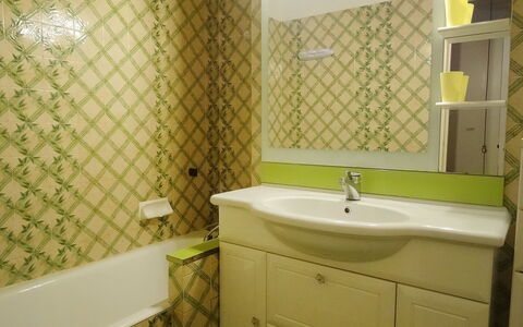 Cogolin 181: Salle De Bains, Pièce, Propriété, Tuile, Mur, Design Intérieur, Accessoire Salle De Bain, Armoire De Toilette, Robinet, Évier
