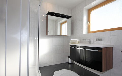 Obernberg: Pièce, Salle De Bains, Propriété, Design Intérieur, Meubles, Bâtiment, Sol, Architecture, Maison, Évier