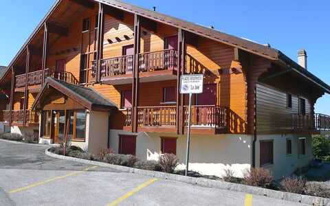 Résidence la Joie N° 1: Ciel, Bâtiment, Plante, Fenêtre, Bois, Maison, Quartier, Design Urbain, Chalet, Siding