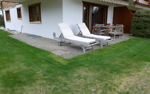 Résidence la Joie N° 1: Propriété, Meubles, Canapé, Fenêtre, Mobilier De Jardin, Lot Terre, Canapé-Lit, Herbe, Plante, Ombre
