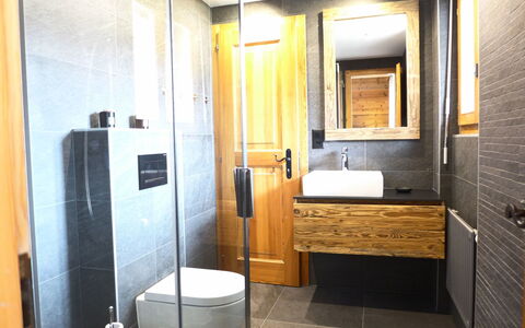 Résidence la Joie N° 1: Miroir, Évier, Propriété, Bâtiment, Salle De Bains, Violet, Robinet, Bois, Lavabo, Design Intérieur