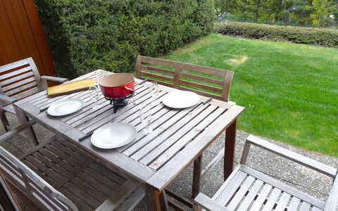 Résidence la Joie N° 1: Table, Plante, Meubles, Vaisselle, Propriété, Chaise, Tableau De Plein Air, Mobilier De Jardin, Bois, Herbe