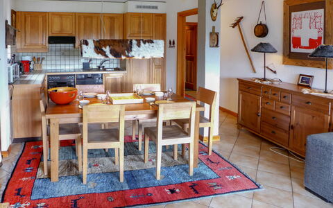 Résidence la Joie N° 1: Meubles, Table, Propriété, Cabinetry, Comptoir, Bois, Design Intérieur, Tiroir, Chaise, Cuisine