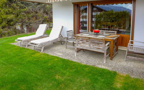 Résidence la Joie N° 1: Propriété, Meubles, Plante, Ombre, Mobilier De Jardin, Bâtiment, Arbre, Tableau De Plein Air, Rectangle, Lot Terre