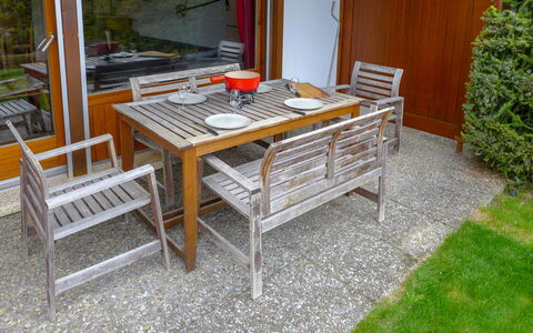 Résidence la Joie N° 1: Table, Plante, Meubles, Tableau De Plein Air, Mobilier De Jardin, Bois, Rectangle, Chaise, Bâtiment, Sol