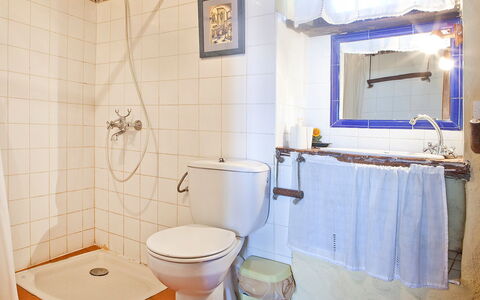 Pepa: Salle De Bains, Pièce, Propriété, Mur, Design Intérieur, Luminaire Plomberie, Maison, Toilette, Tuile, Siège De Toilette