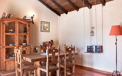 Pepa: Pièce, Plafond, Propriété, Bâtiment, Design Intérieur, Faisceau, Meubles, Maison, Sol, Table