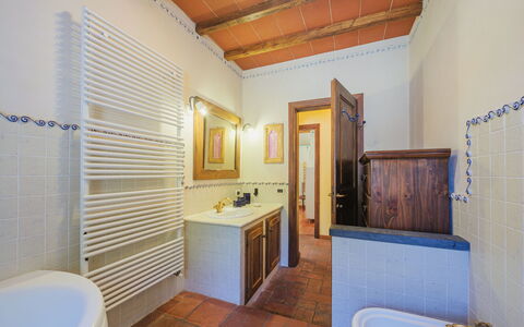 L'Aia: Miroir, Évier, Robinet, Propriété, Luminaire Plomberie, Salle De Bains, Armoire De Toilette, Lavabo, Bois, Design Intérieur