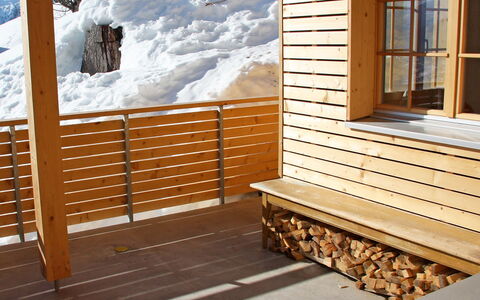 Börtji: Mur, Pièce, Bois, Domicile, Sol, Siding, Cabane En Rondins, Meubles, Bâtiment, Fenêtre