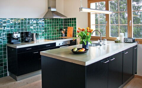 Börtji: Comptoir, Pièce, Cuisine, Cabinetry, Meubles, Propriété, Cuisinière, Design Intérieur, Tuile, Bâtiment