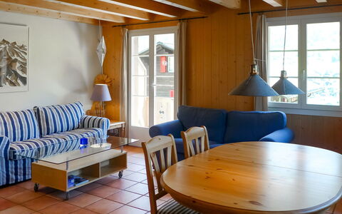 Stähli: Table, Meubles, Propriété, Fenêtre, Bois, Bleu Azur, Éclairage, Canapé, Design Intérieur, Chaise