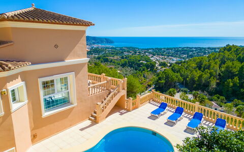 La Perla: Ciel, Bâtiment, Propriété, L'Eau, Plante, Bleu, Bleu Azur, Piscine, Architecture, Arbre